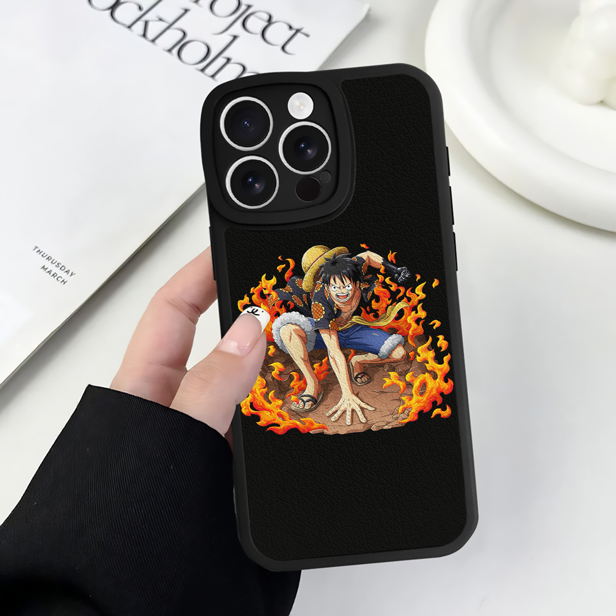 （画像用） ワンピース モンキー・D・ルフィ ONE PIECE Monkey D. Luffy 【iPhone 16シリーズ対応】シリコンスマホケース（レザー調） 材質：シリコン